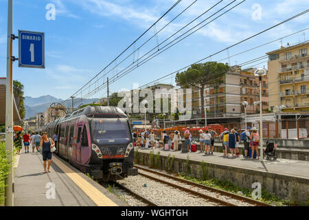 SORRENTO, Italia - Agosto de 2019: en la estación de tren y multitud de esperando un tren para llegar a una plataforma en la estación de tren de Sorrento.