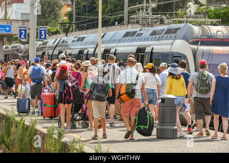 SORRENTO, Italia - Agosto 2019: Multitud de gente en una plataforma coger un tren desde la estación de tren de Sorrento.