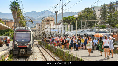 SORRENTO, Italia - Agosto de 2019: en la estación de trenes y multitud de esperando a bordo de una plataforma en la estación de tren de Sorrento.