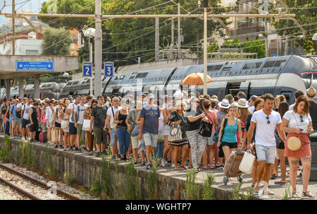 SORRENTO, Italia - Agosto 2019: Las multitudes de personas que llegan a la estación de tren de Sorrento pasando por gente esperando a bordo del tren.