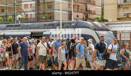 SORRENTO, Italia - Agosto 2019: Las multitudes de personas que llegan a la estación de tren de Sorrento pasando por gente esperando a bordo del tren.
