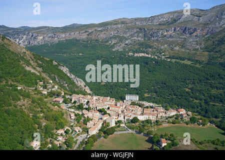 VISTA AÉREA. Pueblo medieval de Cipières y pueblo de Gréolières en la distancia. Valle de Le Loup, Alpes Marítimos, Francia. Foto de stock