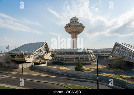 En Yerevan, Armenia - Julio 2019: El Aeropuerto Internacional de Zvartnots de Ereván antigua terminal. El aeropuerto fue abierto en 1961 Foto de stock
