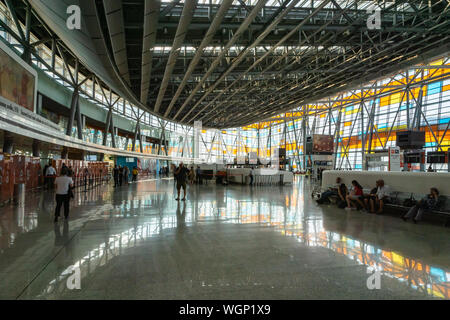 En Yerevan, Armenia - Julio 2019: El Aeropuerto Internacional de Zvartnots de Ereván arquitectura y pasajeros en la zona de salida. Foto de stock