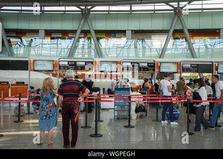 En Yerevan, Armenia - Julio 2019: El Aeropuerto Internacional de Zvartnots de Ereván pasajeros en el mostrador de check-in. El Aeropuerto Internacional de Zvartnots mai Foto de stock