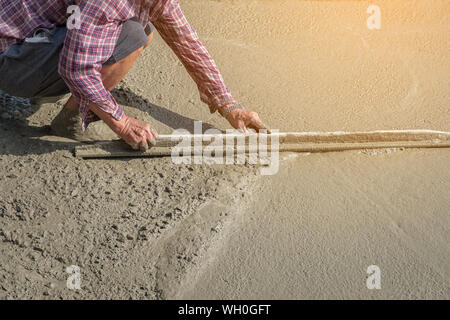 Bajo la sección de hombre trabajando en el sitio de construcción