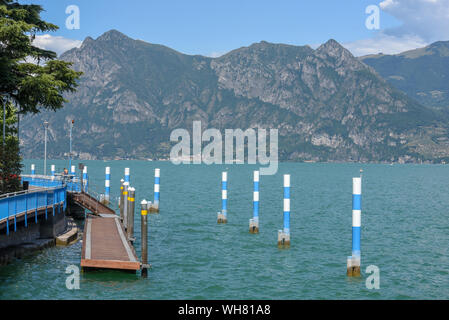 Vista al Lago de Iseo en Lombardía, en Italia Foto de stock