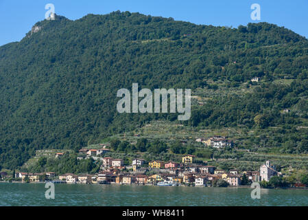 La aldea de Carzano en lago de Iseo en Italia