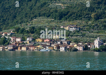 La aldea de Carzano en lago de Iseo en Italia