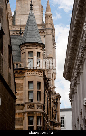 Las torretas en el lateral de un edificio en el centro de la ciudad de Cambridge, Cambridgeshire, Inglaterra. Foto de stock