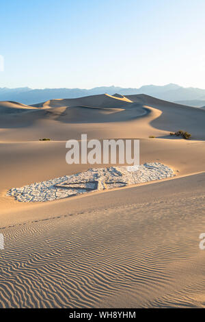 El Mesquite flat dunas de arena en el Parque Nacional Valle de la Muerte, California, Estados Unidos de América, América del Norte