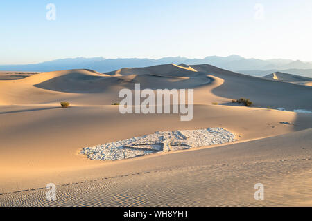 El Mesquite flat dunas de arena en el Parque Nacional Valle de la Muerte, California, Estados Unidos de América, América del Norte