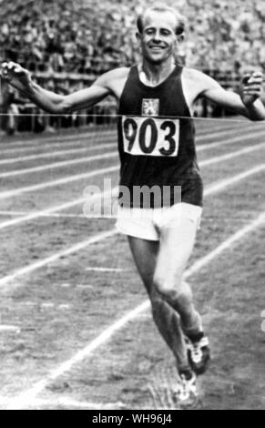Finlandia, Helsinki/ Juegos Olímpicos,1952: Emil Zatopek de Checoslovaquia gana una medalla de oro olímpica. Foto de stock