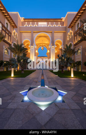 Característica del agua y la arquitectura en la noche de hotel de lujo, la Isla de Saadiyat, Abu Dhabi, Emiratos Árabes Unidos, Oriente Medio Foto de stock