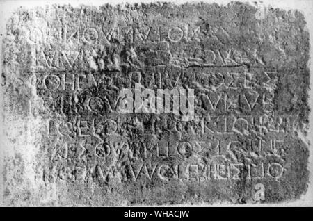Inscripción griega desde el templo de Herodes gentiles advertencia contra la intrusión en los templos. Foto de stock