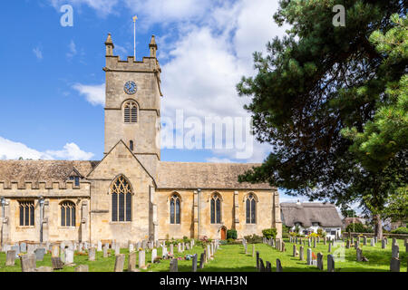 San Miguel y todos los Ángeles iglesia que data de 900 años, Obispo de Cleeve, Gloucestershire, Reino Unido