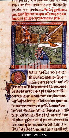 Sir Bedivere arroja la espada del Rey Arturo en el Excalibur al lago en el morir Arthur's mando, que se sitúa en el primer plano, 1316. Una mano emerge del lago, agarrando la espada el caballero acaba de lanzar. . Foto de stock