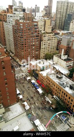 Un alto ángulo de vista en medio de los edificios de la calle