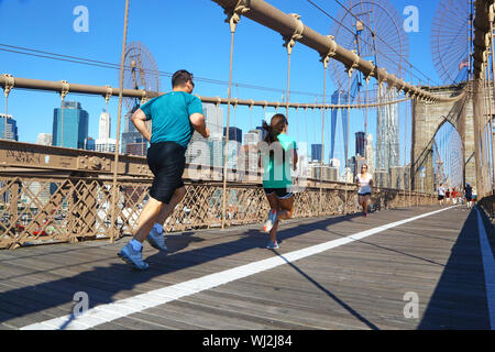 Puente de Brooklyn en Nueva York. Gente haciendo footing en las vías peatonales. Foto de stock