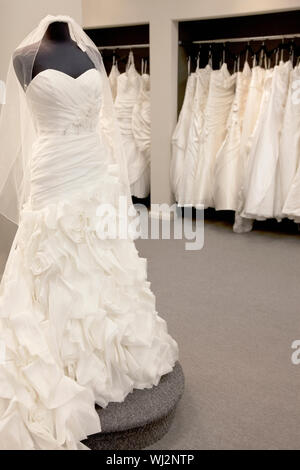 Elegante vestido de novia aparece en el maniquí en el almacén nupcial Foto de stock