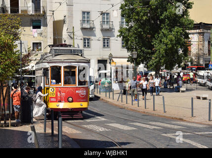 El famoso tranvía 28 de Lisboa en la capital de Portugal Foto de stock