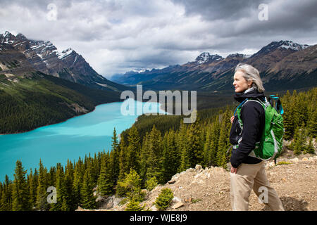 Mujer admirando la vista panorámica del hermoso Lago Peyto en el Parque Nacional Banff, en Alberta, Canadá