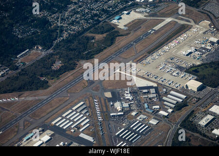 Vista aérea del campo Paine y la fábrica de Boeing Everett incluyendo un número de aviones estacionados 737 Max. Foto de stock