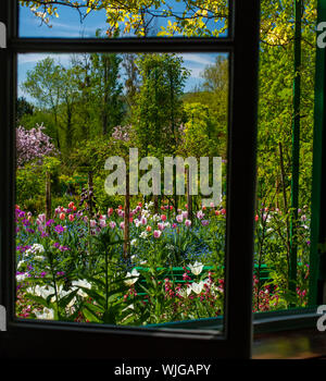 El jardín de Claude Monet en Giverny, Normandía, visto a través de la ventana de su casa Foto de stock