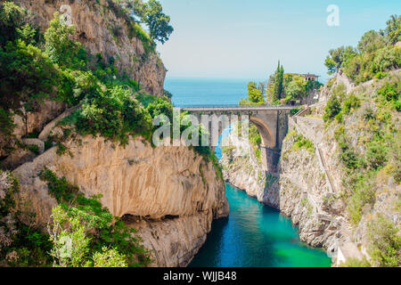 Famoso fiordo di furore playa visto desde el puente. Vista de Furore Creek, cerca de Sorrento, la costa de Amalfi, en el sur de Italia Foto de stock