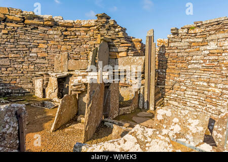 Broch de Interior Gruness mostrando losas de piedra y posible shelving, Orkney, Escocia Foto de stock