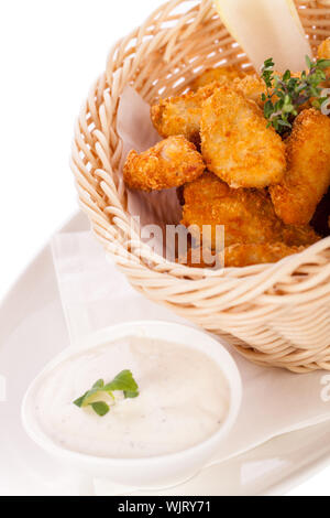 Crumbed nuggets de pollo en una cesta Foto de stock