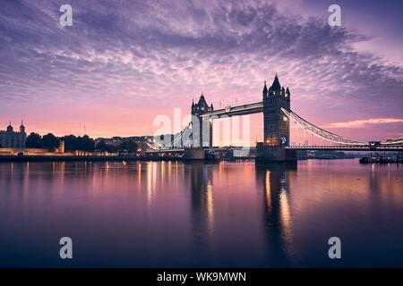 Perfil de Londres. Tower Bridge contra el paisaje urbano en el colorido del amanecer.