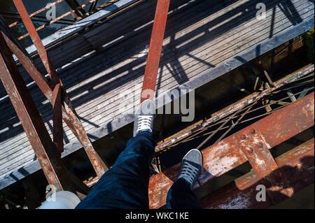 Bajo la sección de hombre trabajando en el sitio de construcción