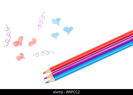 Grupo de tres enteros con lápiz de color rojo azul corazones flatlay aislado sobre fondo blanco. Foto de stock