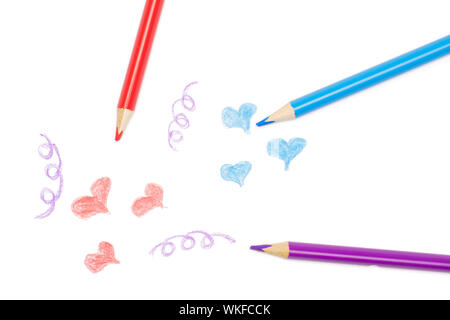Grupo de tres enteros con lápiz de color rojo y azul de corazones flatlay aislado sobre fondo blanco. Foto de stock