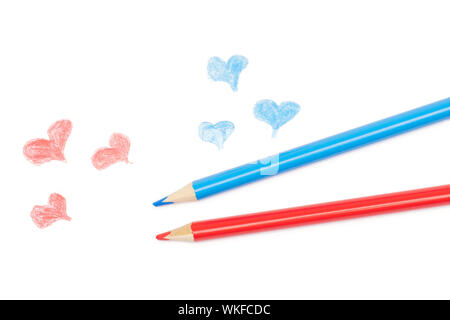 Grupo de dos todo el lápiz de color rojo y azul con tres corazones flatlay aislado sobre fondo blanco. Foto de stock