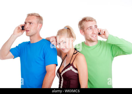 Jóvenes aburridos mujer de pie entre dos hombres hablando sobre teléfonos móviles- aislado en blanco