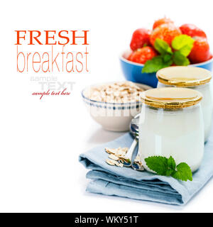 Desayuno saludable - Yogur con muesli y bayas Foto de stock