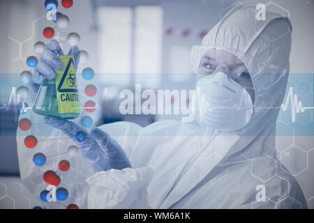 Scientist en traje de protección con productos químicos peligrosos en el matraz contra la hélice de ADN en azul y rojo con línea ecg Foto de stock