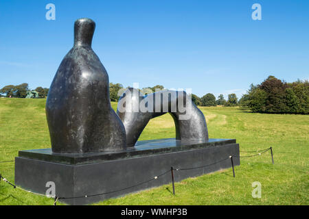 La figura yacente de Henry Moore Arch Leg country park West Yorkshire Sculpture Park YSP Bretton Wakefield Yorkshire Inglaterra GB Europa Foto de stock