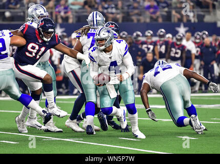 Arlington, Estados Unidos. 11th de Dic de 2022. El mariscal de campo de los  Dallas Cowboys Dak Prescott (4) lanza un pase durante el Juego de Fútbol de  la NFL entre los