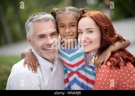 Familia feliz sensación increíble mientras pasar tiempo juntos Foto de stock