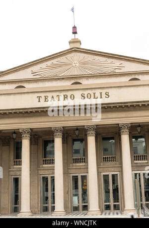 Vista de la famosa fachada Teatro Solís de Montevideo, el más antiguo, situado en la parte delantera de la Plaza Independencia, Montevideo, Uruguay. América del Sur Foto de stock