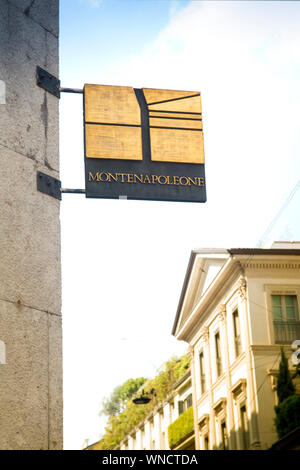 Italia, Lombardía, Milán, signo de la calle Via Monte Napoleone Foto de stock