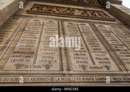 Vista cercana del norte pilar del Arc de Triomphe de París. En el interior de las fachadas de los pequeños arcos están grabados los nombres de los militares... Foto de stock