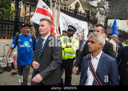Londres, Reino Unido 3 Sep 2019 Un manifestante pro Brexit grita al Alcalde de Londres Sadiq Khan como ama camina pasado las Casas del Parlamento. Foto de stock