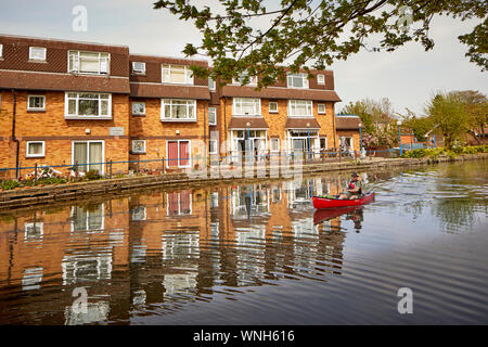 Tameside hitos, Ashton Canal en Stanmore Audenshawe Casa por Johnnie Johnson Housing Trust Ltd Foto de stock