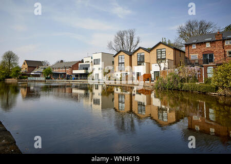 Tameside hitos, Ashton Canal en Audenshawe casas modernas en las orillas del canal Foto de stock