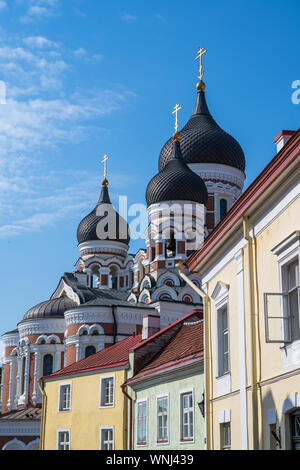 Foto de las cúpulas en forma de cebolla de la Catedral Alexander Nevsky en Tallin, Estonia.