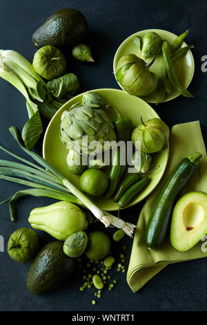 Las verduras verdes en la mesa
